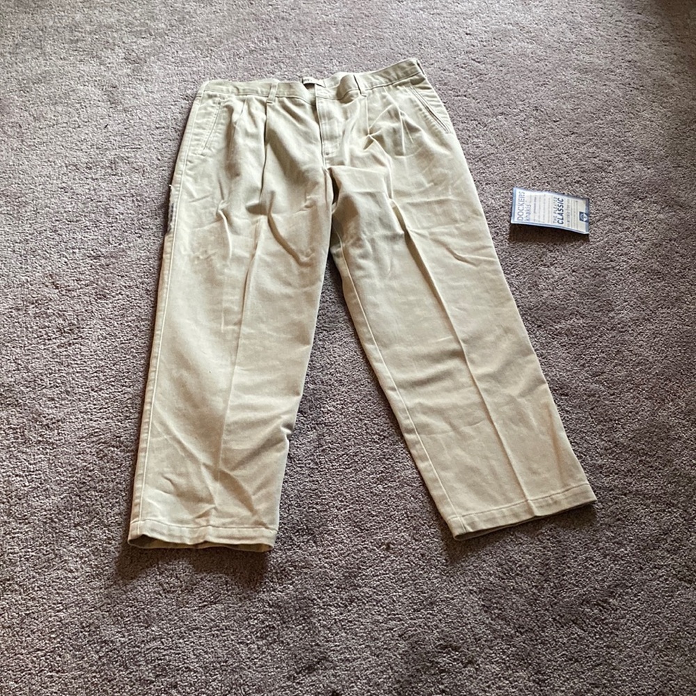 Dockers Classic Fit Pleated Front Khaki Chino Pants Beige SIZE 40x30